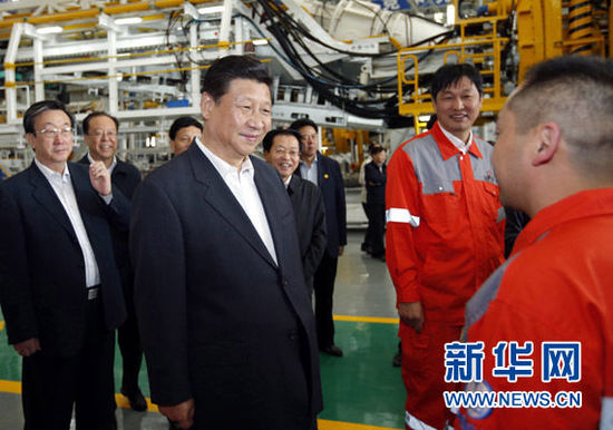 5月10日上午，习近平在中铁工程装备集团有限公司盾构总装车间同现场职工亲切交流。新华社记者鞠鹏摄