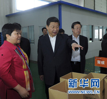 5月10日上午，习近平在河南保税物流中心了解货物装配和查验情况。新华社记者张铎摄 